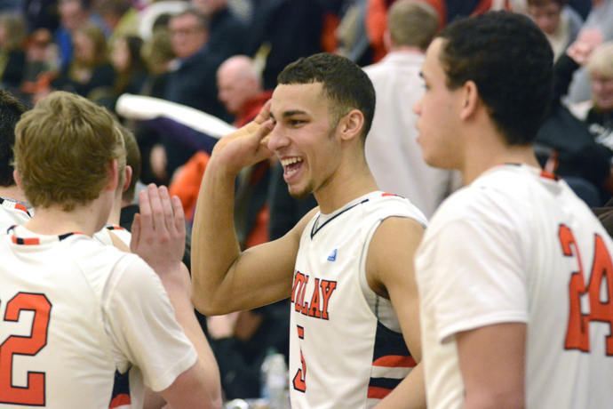 Oilers Hold Off Pioneers, Win 70-62