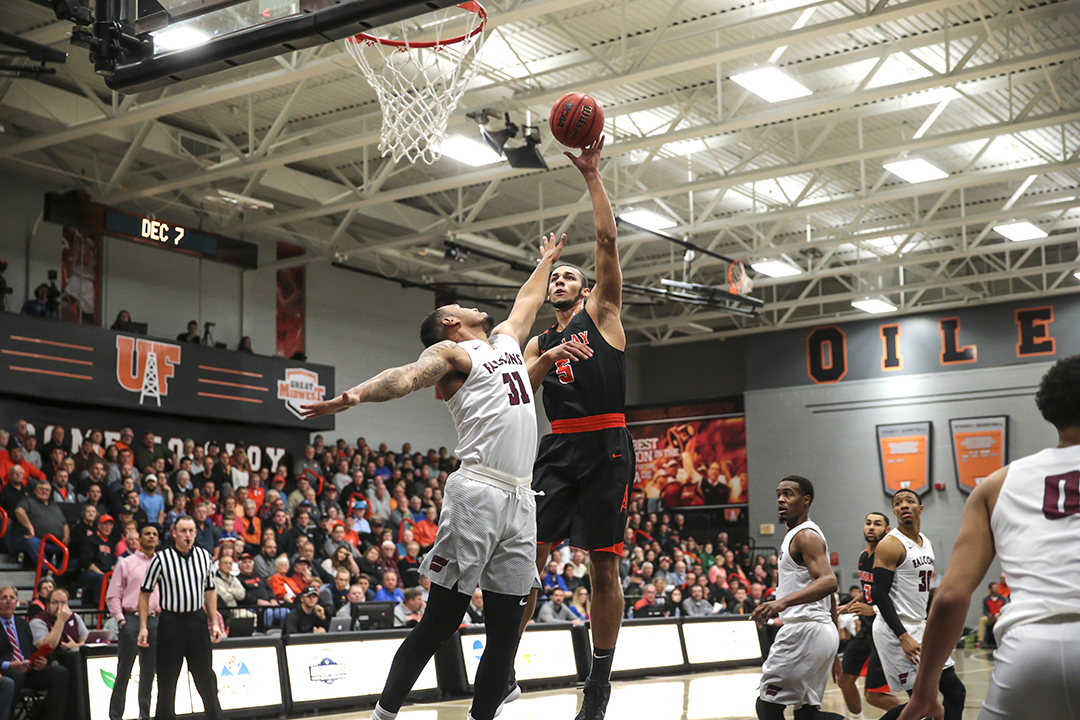 #20 Oilers Hold Off Fairmont | Win 84-82