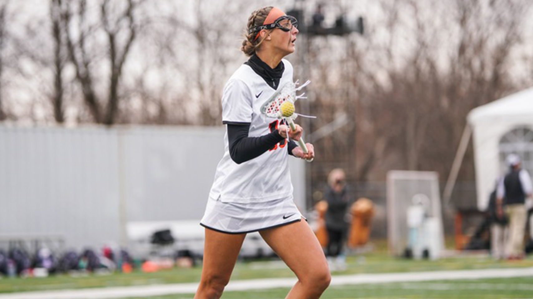 Women's lacrosse player holding the ball